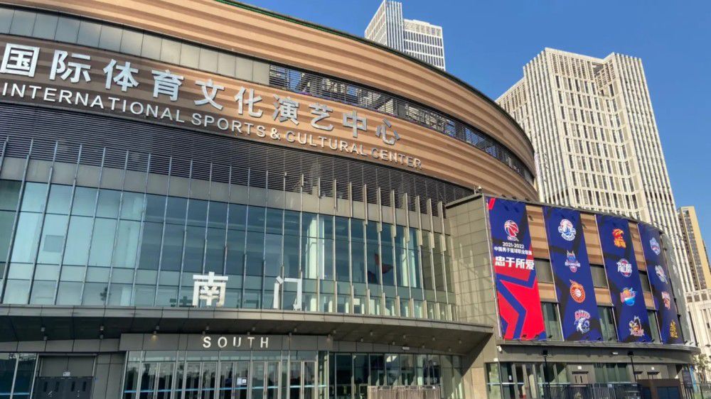 伊藤雄彦微微一笑，毫不在意的说道：结过婚又如何？你结过婚了，菜菜子不还是喜欢上你了吗？所以，对我也好，对菜菜子也好，我们都不在意你的过去和现在，我们在意的，是你的将来。